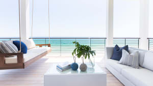 有趣的装饰和实用的空间造就了一个豪华、现代的海滩住宅