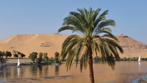 乘坐历史悠久的尼罗河蒸汽船游览埃及古迹